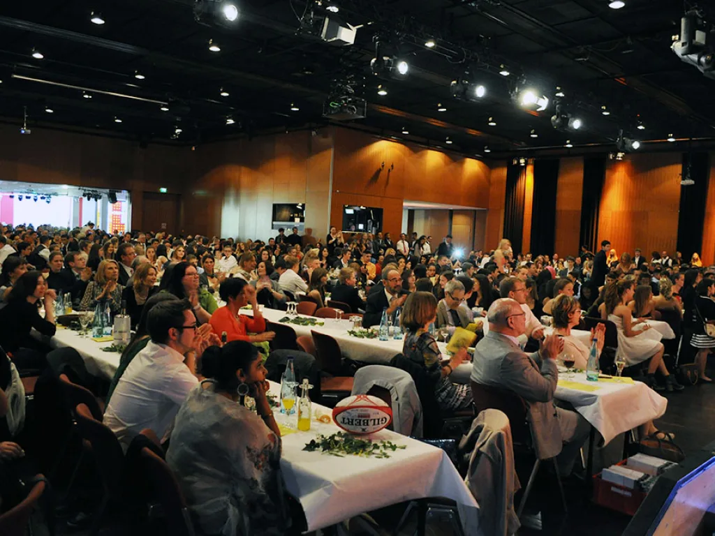 Blick über die voll besetzten Tische im Saal.
